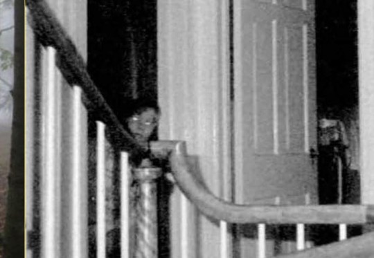 Conoscete la storia della casa di Amityville? Se la risposta è si, allora sappiate che quello è il fantasma di un membro della famiglia, fotografato molti anni dopo.